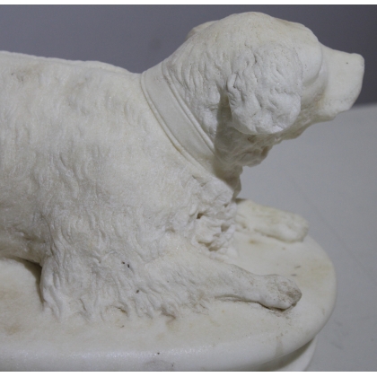 Sculptre en marbre blanc \"Chien\"