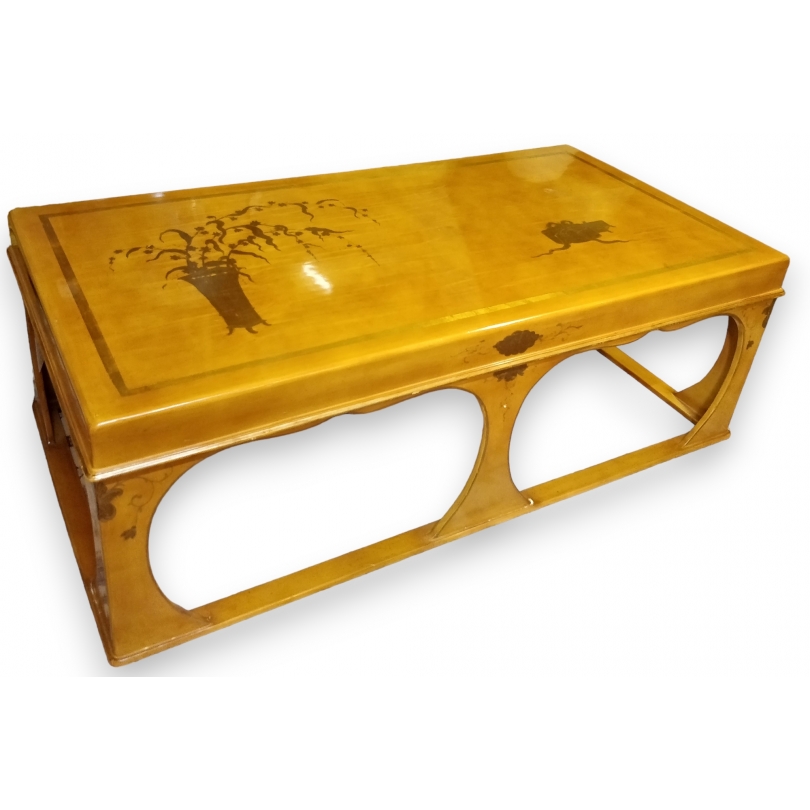 Table basse chinoise en laque jaune