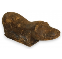 Chien en bois sculpté