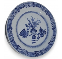 Assiette en porcelaine décor vase