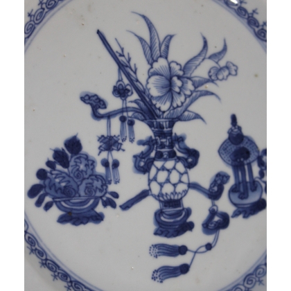 Assiette en porcelaine décor vase