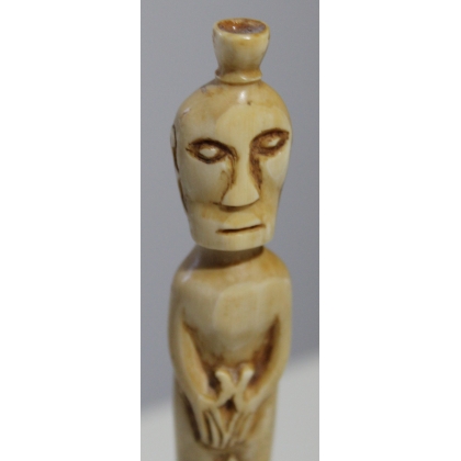Petite statue en ivoire dans le gout Moai Vie