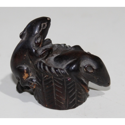 Netsuke en ébène deux rats dans un panier