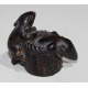 Netsuke en ébène deux rats dans un panier