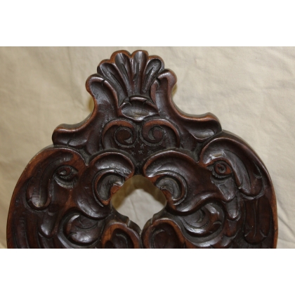 Chaise escabelle richement sculptée en cerisier