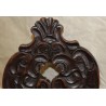 Chaise escabelle richement sculptée en cerisier