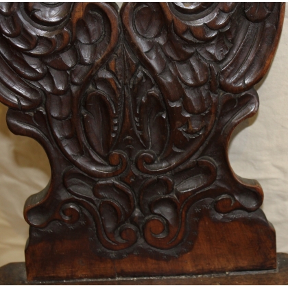 Chaise escabelle richement sculptée en cerisier