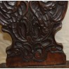 Chaise escabelle richement sculptée en cerisier