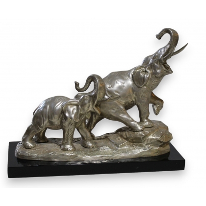 Couple d\'éléphants en bronze argenté, socle noir
