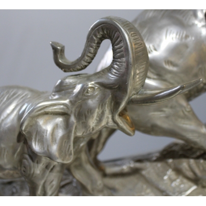 Couple d'éléphants en bronze argenté, socle noir