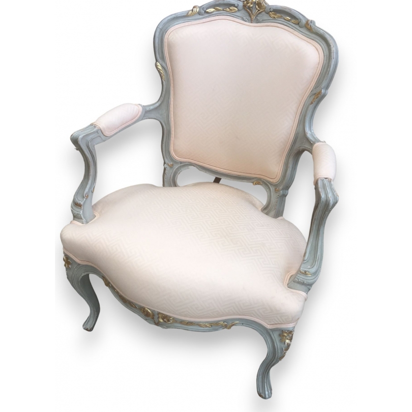 Fauteuil Louis XV en bois peint et dorré