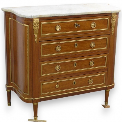  Commode Louis XVI à 4 tiroirs, dessus marbre blanc sur  Moinat SA  - Antiquités décoration