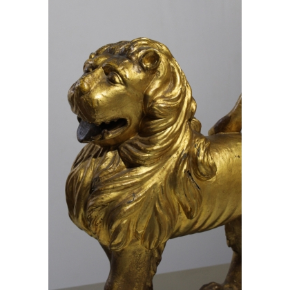 Lion italien en bois sculpté doré