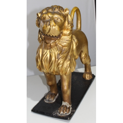 Lion italien en bois sculpté doré