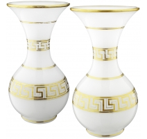 Paire de vases en opaline blanche décor or