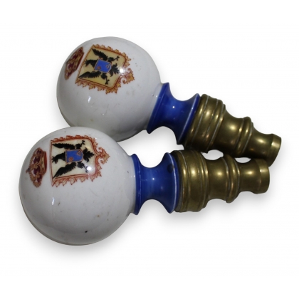 Paire d\'embouts de barre à rideaux en porcelaine