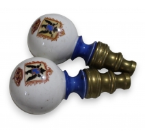 Paire d'embouts de barre à rideaux en porcelaine