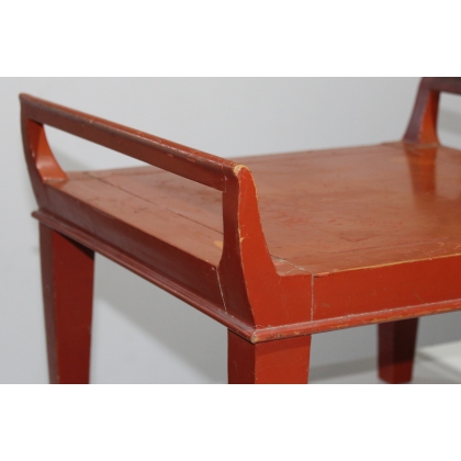 Table basse laquée rouge avec anses