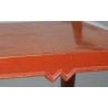 Table basse laquée rouge avec anses
