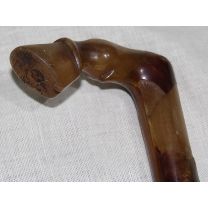 Canne avec poignée en corne sculptée sabot