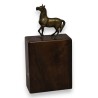Cheval en bronze sur un haut socle en bois