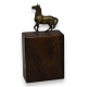 Cheval en bronze sur un haut socle en bois