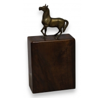 Cheval en bronze sur un haut socle en bois