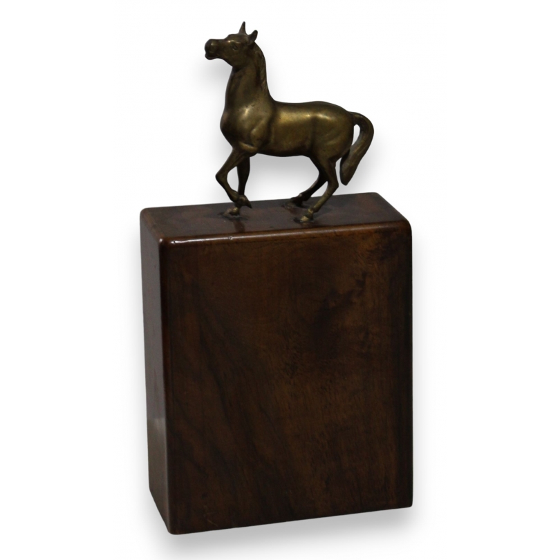 Cheval en bronze sur un haut socle en bois