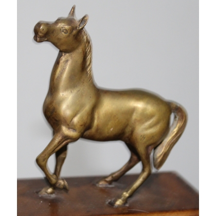 Cheval en bronze sur un haut socle en bois