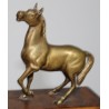 Cheval en bronze sur un haut socle en bois
