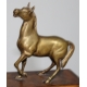 Cheval en bronze sur un haut socle en bois