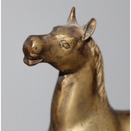 Cheval en bronze sur un haut socle en bois