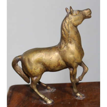 Cheval en bronze sur un haut socle en bois