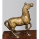 Cheval en bronze sur un haut socle en bois