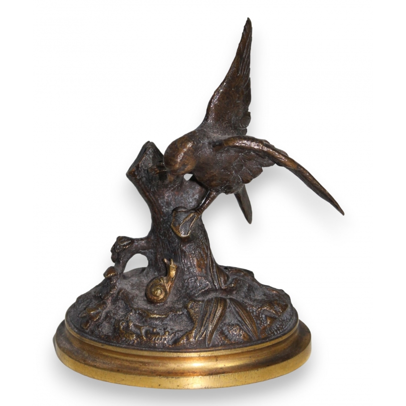 Moineau guettant un escargot en bronze