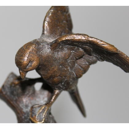 Moineau guettant un escargot en bronze