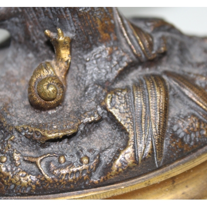 Moineau guettant un escargot en bronze