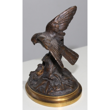 Moineau guettant un escargot en bronze