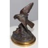 Moineau guettant un escargot en bronze