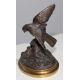 Moineau guettant un escargot en bronze