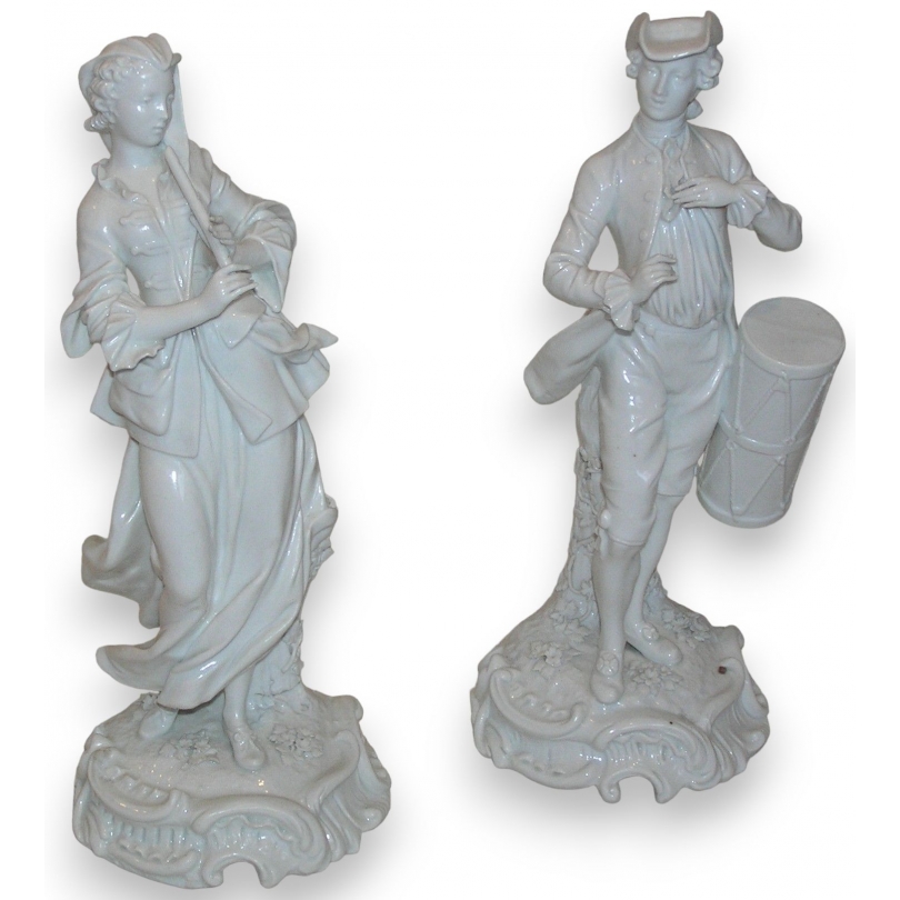 A pair of white porcelain figurines. On  Moinat SA  - Antiques and home décor