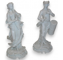 Paire de personnages en porcelaine blanche.