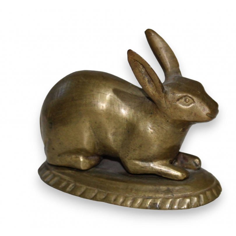 Lapin sur socle ovale en bronze