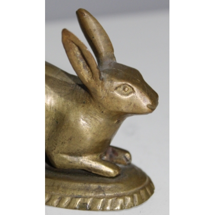Lapin sur socle ovale en bronze