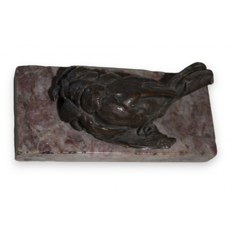 Oiseau mort en bronze sur socle en marbre
