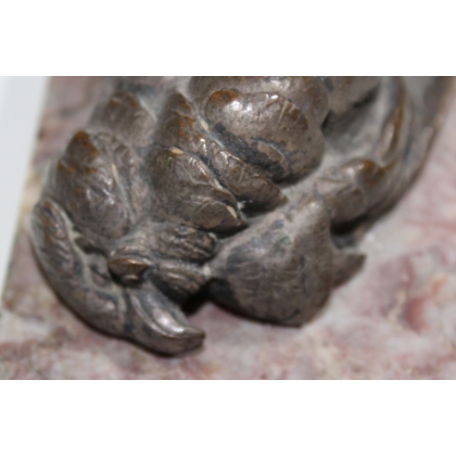 Oiseau mort en bronze sur socle en marbre