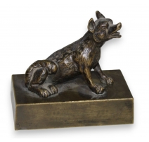 Loup assis en bronze