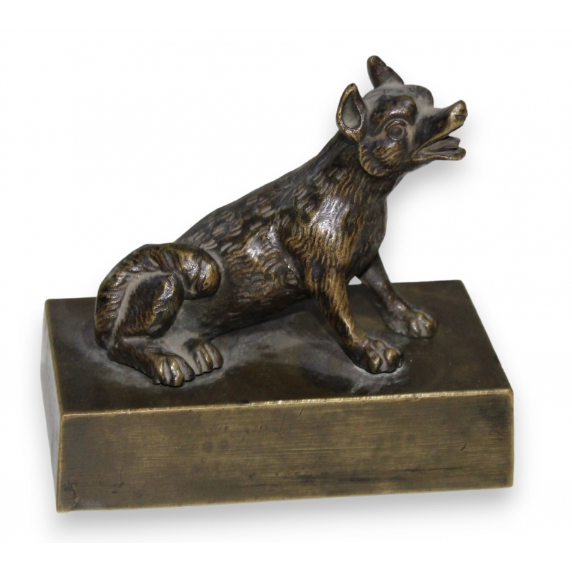 Loup assis en bronze