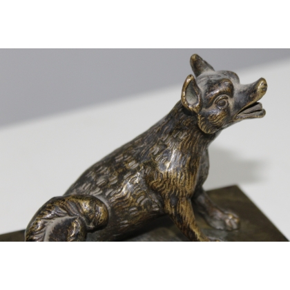 Loup assis en bronze