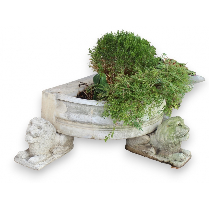 A half-moon-shaped basin resting on three lions